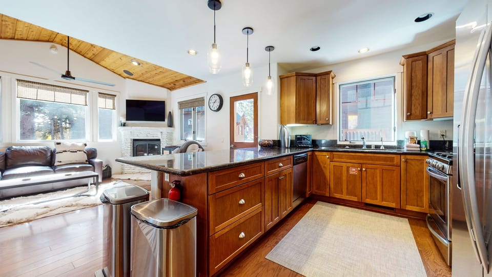 Condo, 3 Bedrooms | Private kitchen | Fridge, oven, coffee/tea maker, toaster