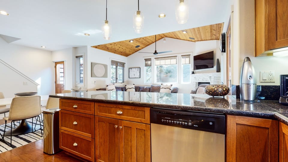 Condo, 3 Bedrooms | Private kitchen | Fridge, oven, coffee/tea maker, toaster