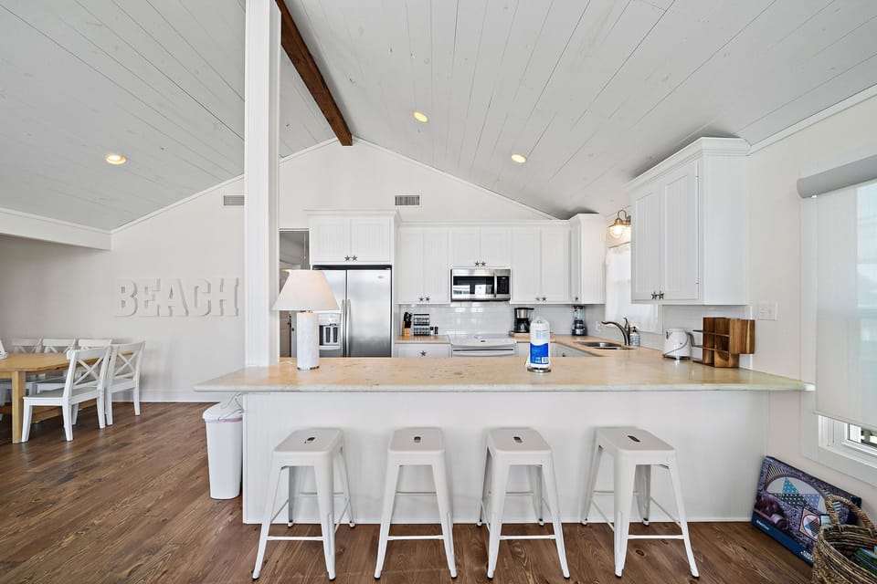 Kitchen - Countertop Seating for 4 - Second Floor