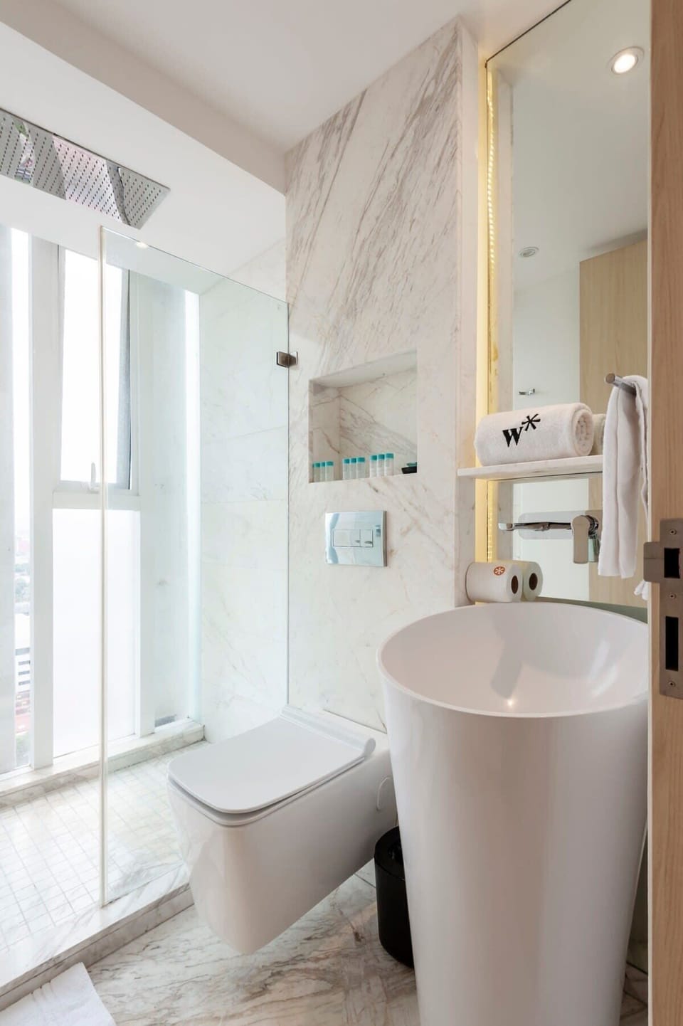 Neat bathroom