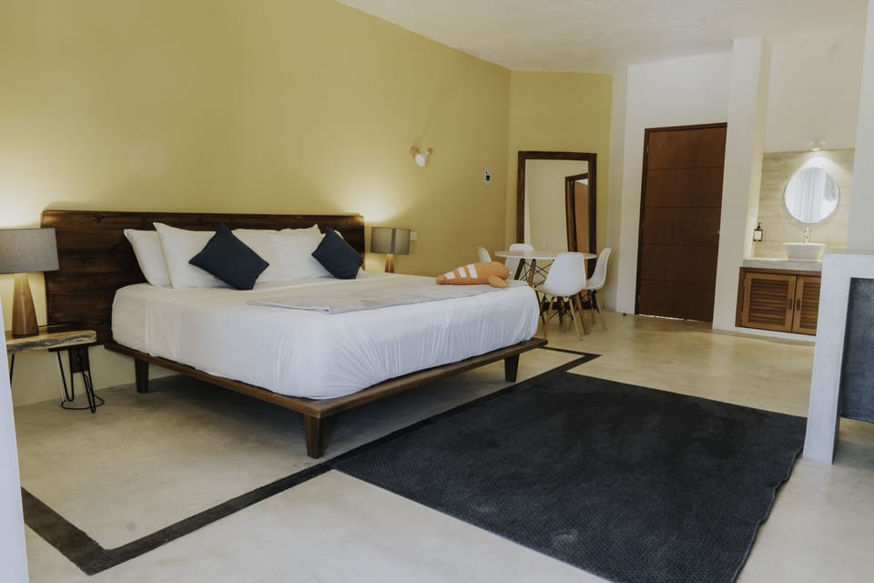 Premium bedding, in-room safe, blackout drapes, free WiFi
