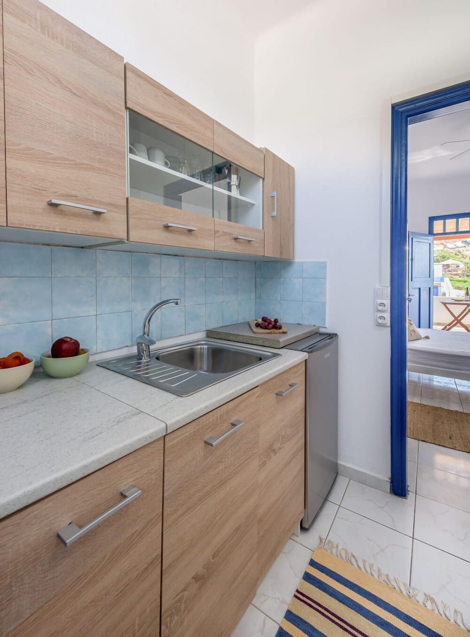 Fridge, cookware/dishes/utensils