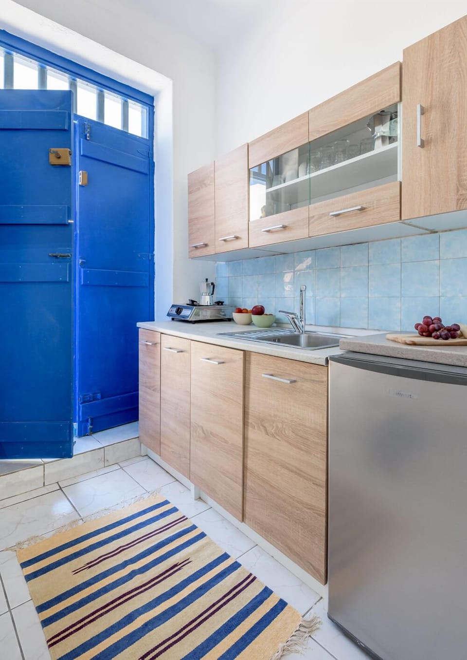 Fridge, cookware/dishes/utensils