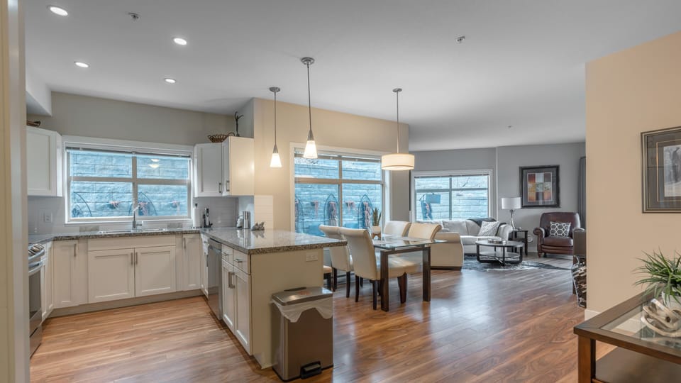 Apartment (2 Bedrooms) | Living area | 1-inch TV with digital channels