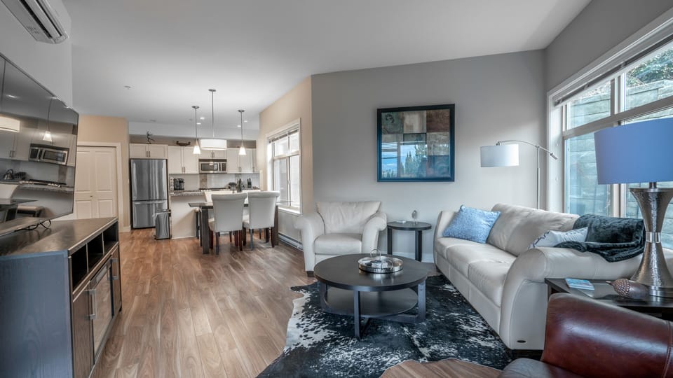 Apartment (2 Bedrooms) | Living room | 1-inch TV with digital channels