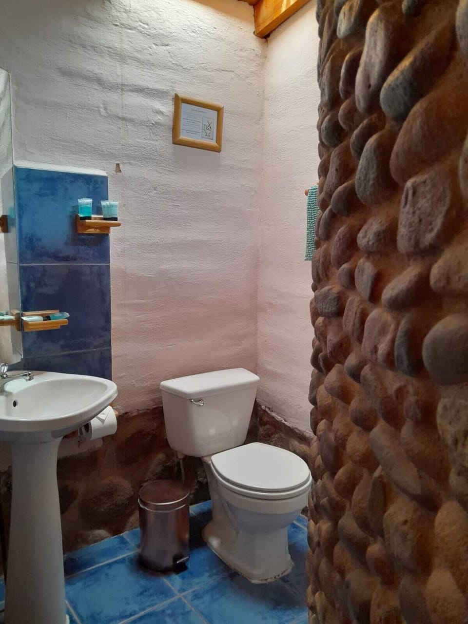 Family Room | Bathroom | Shower, rainfall showerhead, free toiletries, hair dryer