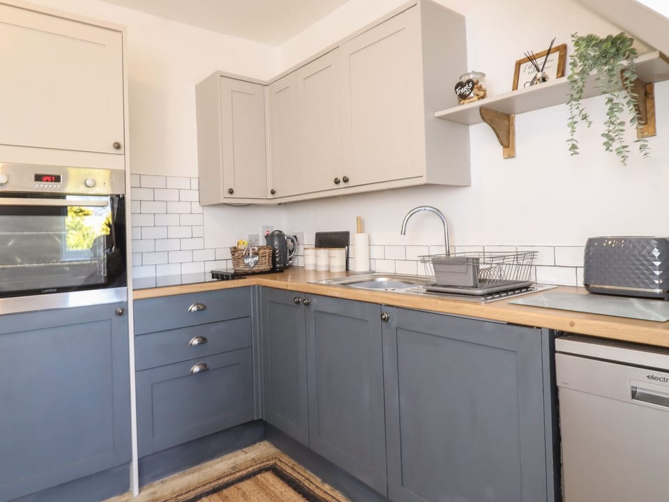 Cottage | Private kitchen | Fridge, microwave, dishwasher, electric kettle