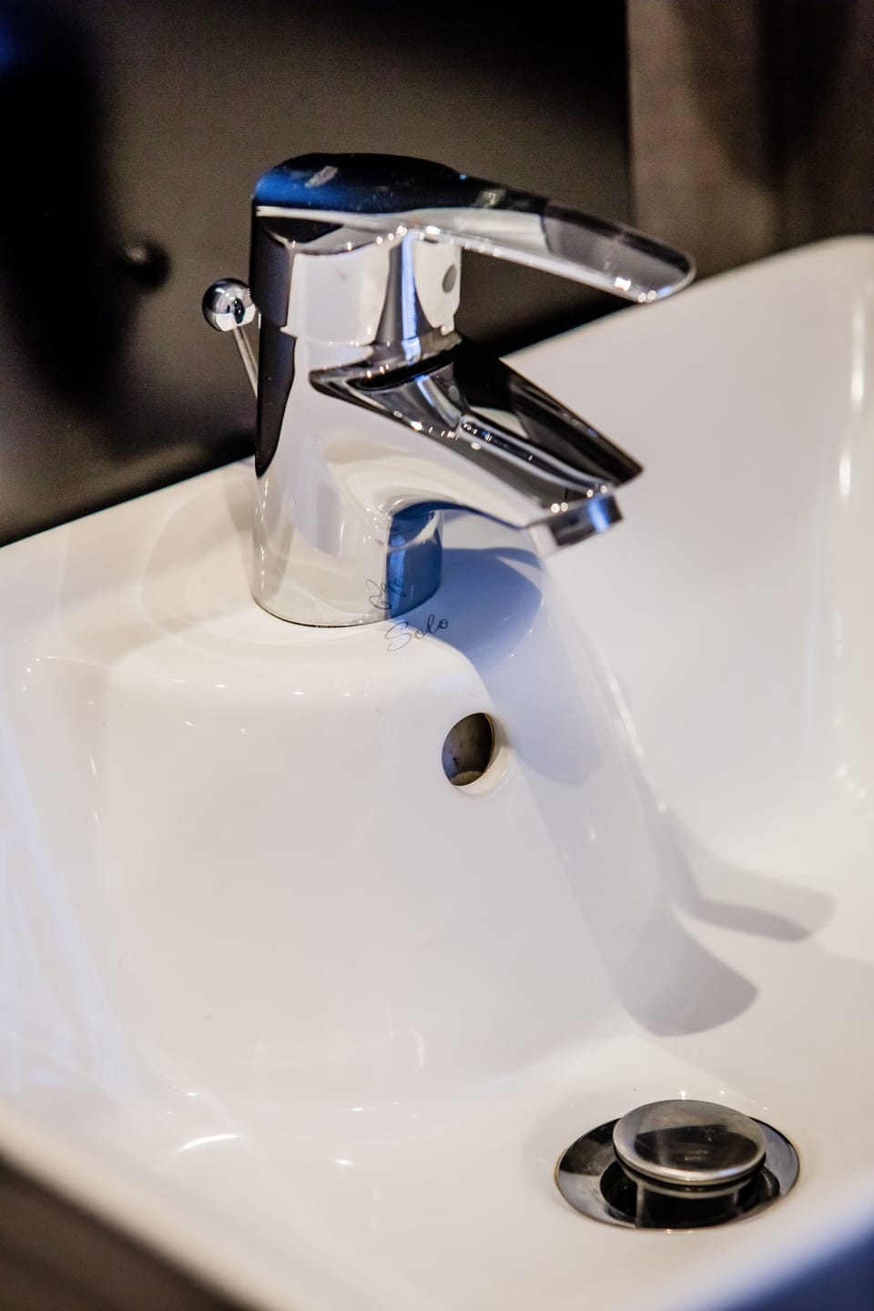 Room 1 - Deluxe Queen Suite (1) | Bathroom sink