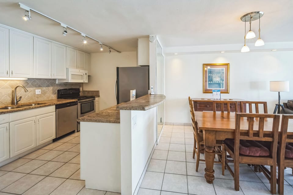 Kitchen / Dining Area