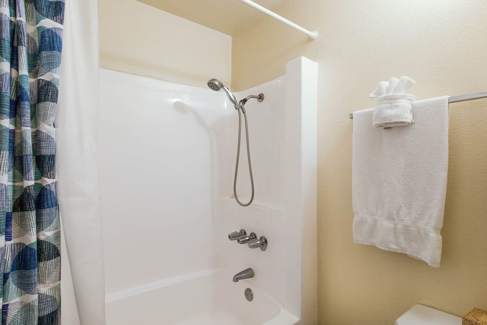 Bathroom 2 with Bathtub/Shower Combo