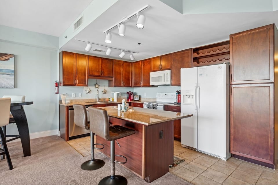 Spacious kitchen w/ island 