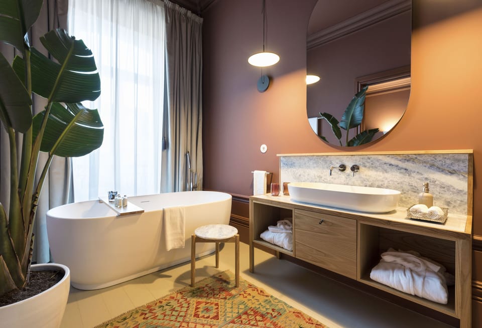Studio Suite | Bathroom | Shower, rainfall showerhead, free toiletries, hair dryer