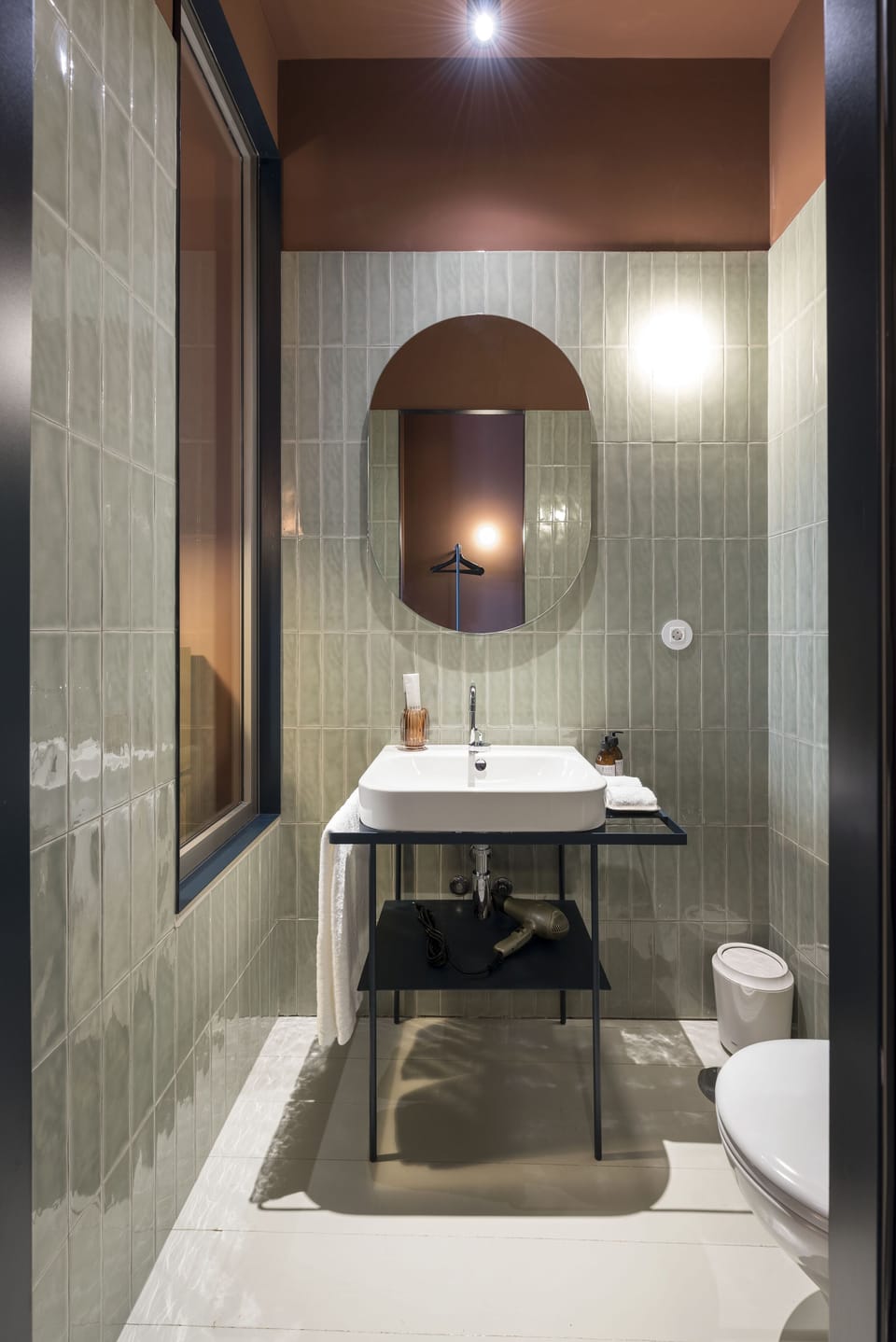 Standard Double Room | Bathroom | Shower, rainfall showerhead, free toiletries, hair dryer