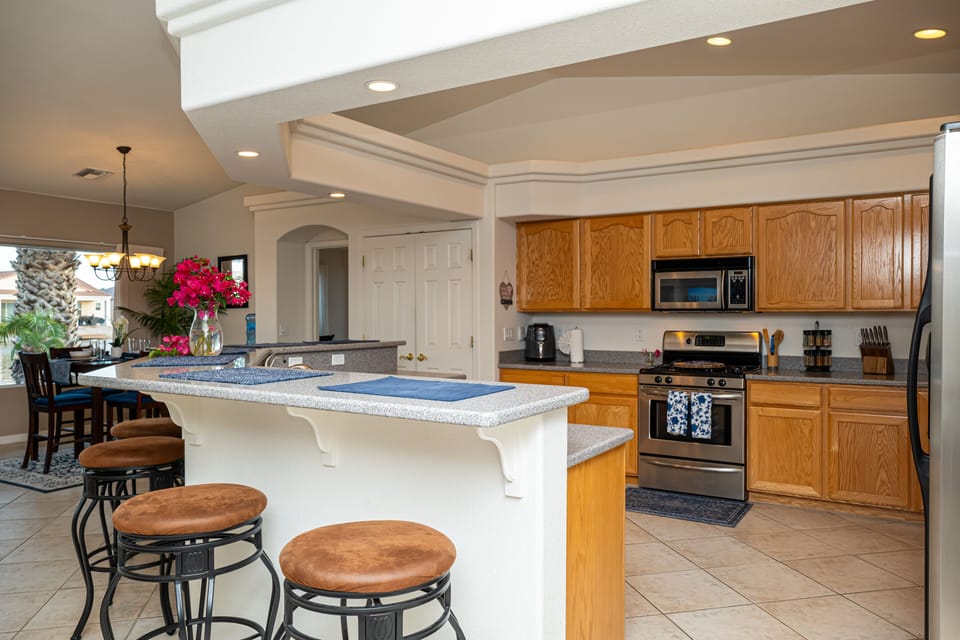 island dining with 6 bar stools