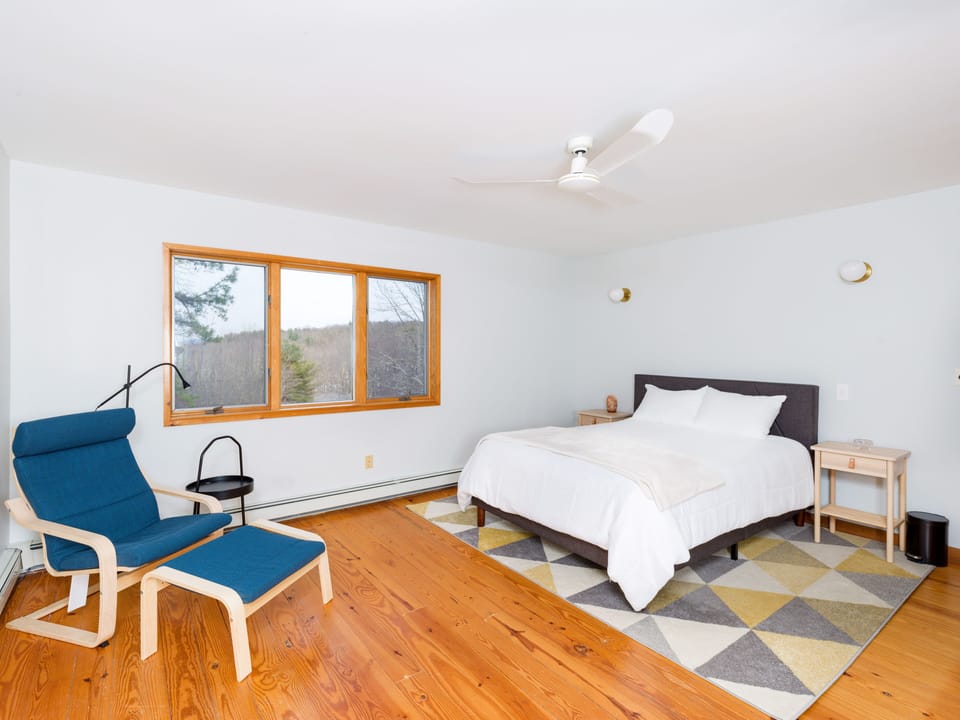 Valley View Queen Bedroom 2