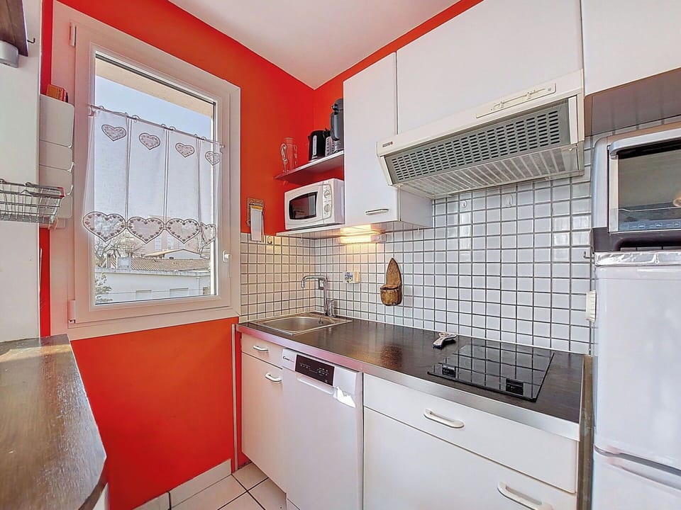 Kitchen, Kitchen Appliance, Major Appliance, Countertop, Interior Design, Cabinetry, Flooring, Room, Floor, Home Appliance