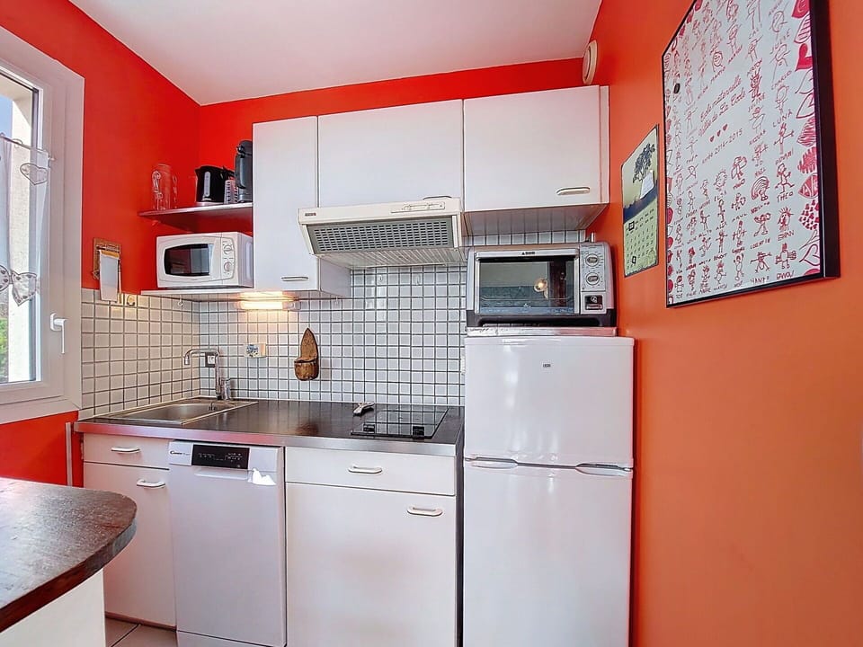Kitchen Appliance, Kitchen, Major Appliance, Countertop, Interior Design, Furniture, Home Appliance, Cabinetry, Refrigerator, Sink