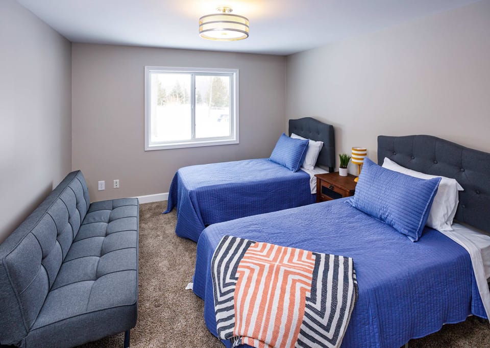 Bedroom w/ 2 twin beds & full size futon sleeper
