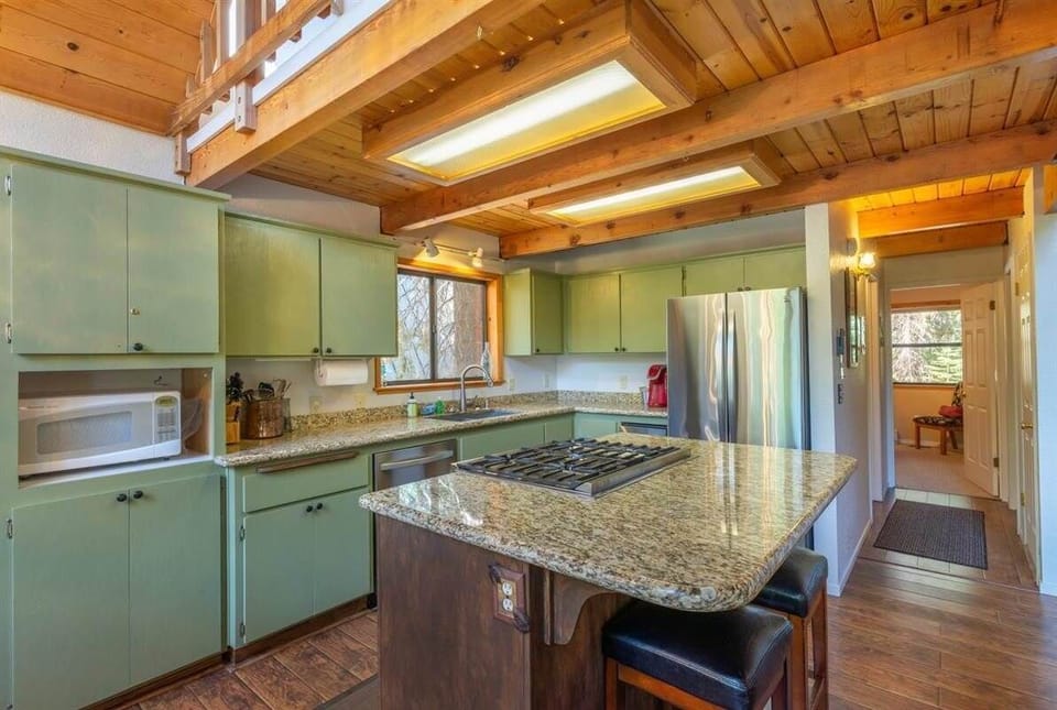 Full kitchen