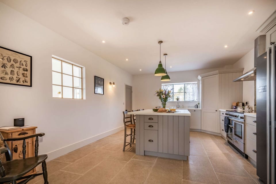 Ridge Barn Kitchen - StayCotswold