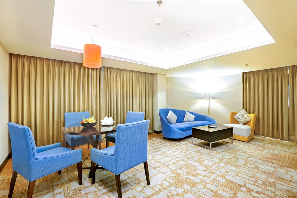Executive Club Suite (Access to the Club Lounge for guests aged 18 or above) | Living area | 42-inch LED TV with digital channels, TV