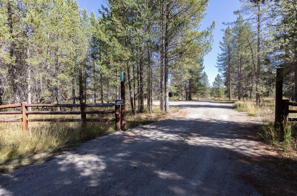 Driveway and entrance to Riverview Retreat