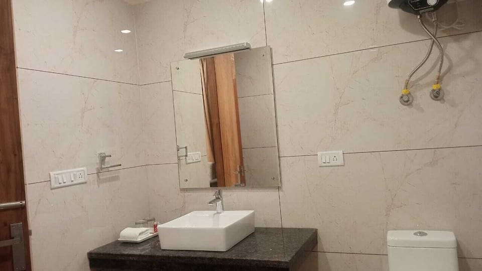 Deluxe Double Room | Bathroom | Shower, free toiletries, slippers, towels