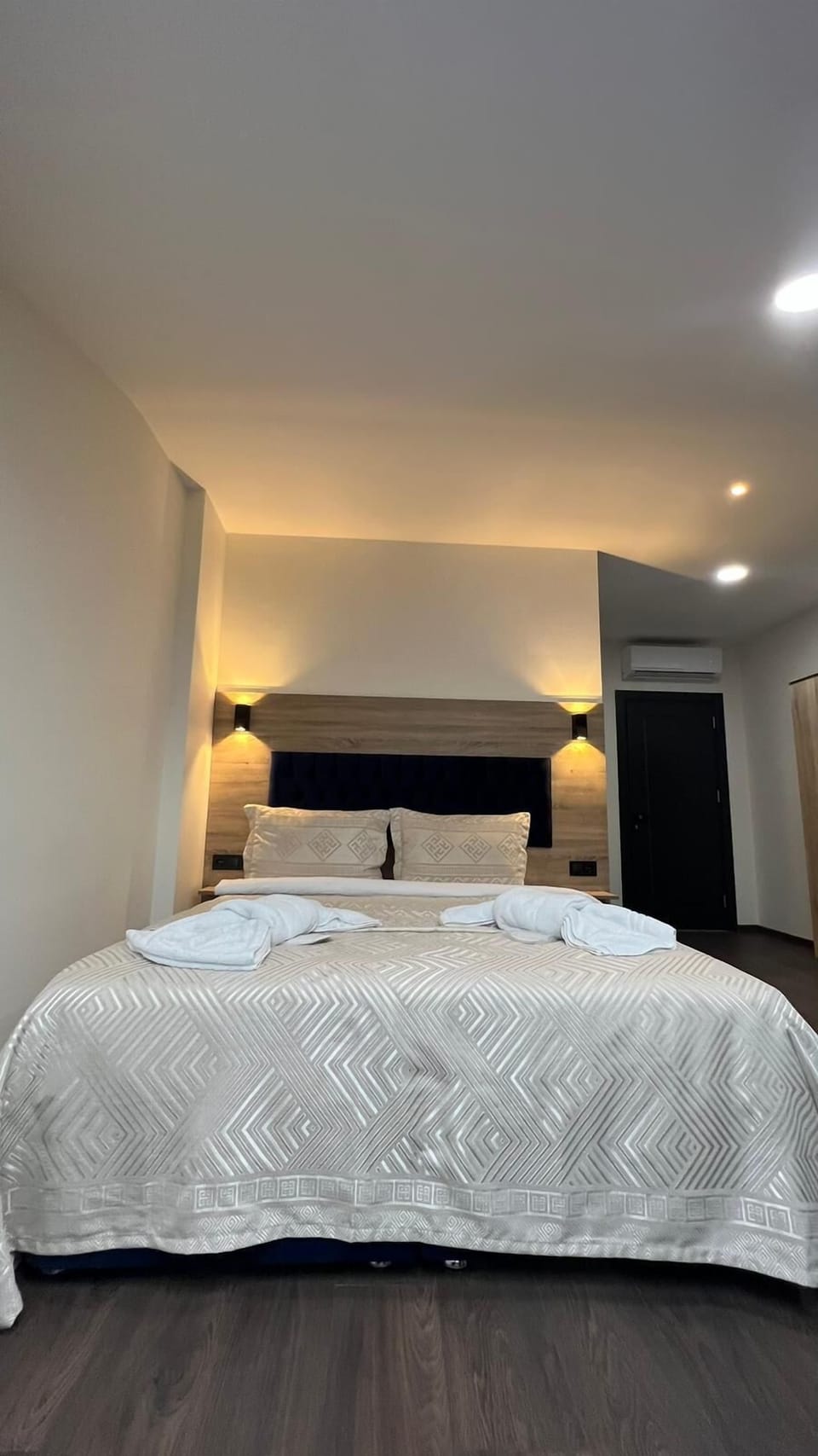 Deluxe Triple Room | Desk, blackout drapes, soundproofing, iron/ironing board
