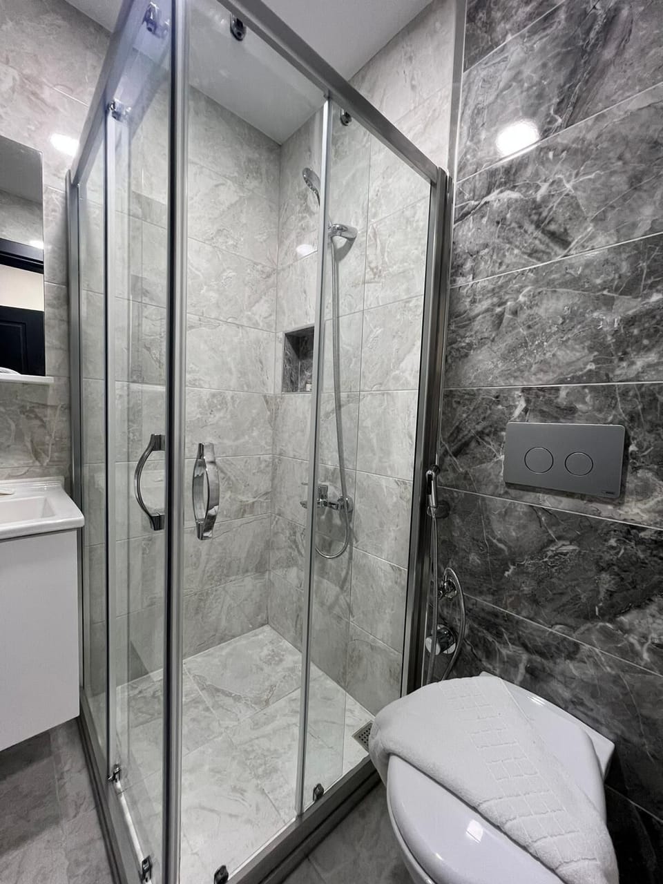 Deluxe Room | Desk, blackout drapes, soundproofing, iron/ironing board