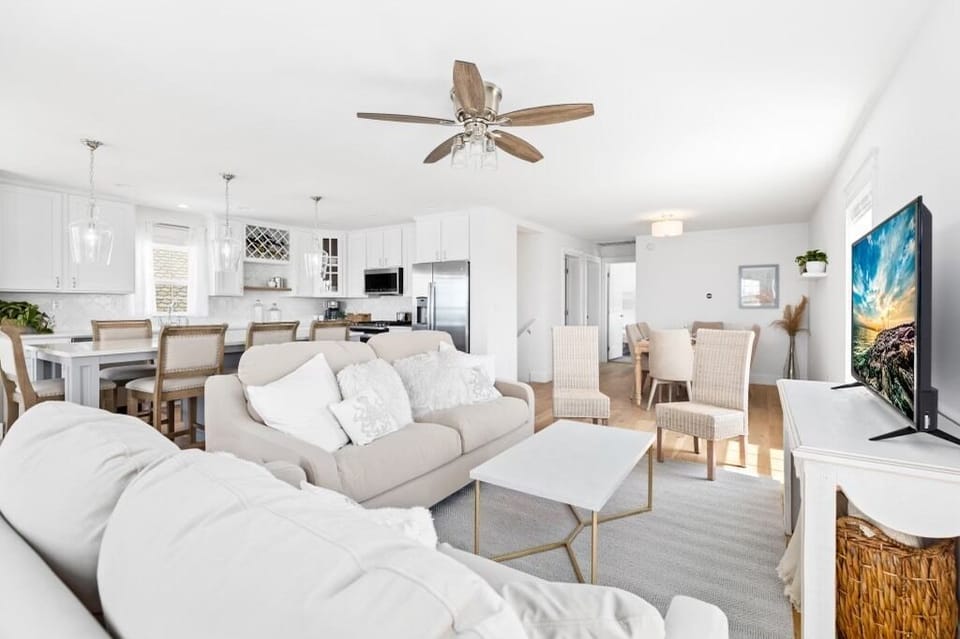 Open kitchen/living room/dining room. Spend quality time with your family!