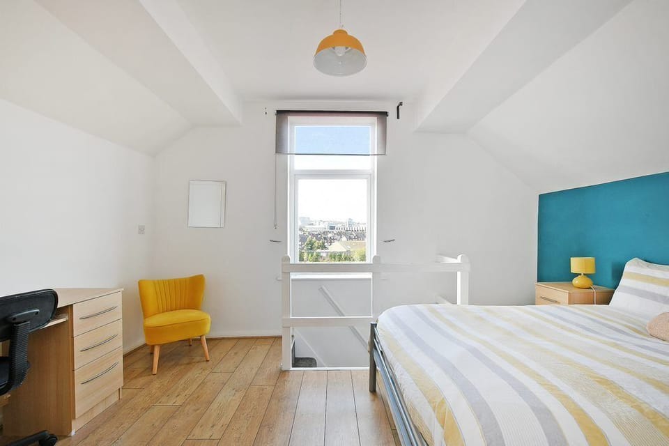 4 bedrooms, desk, laptop workspace, blackout drapes