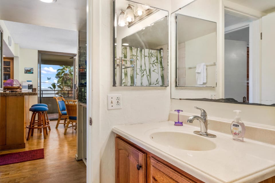 Guests bathroom off hallway
