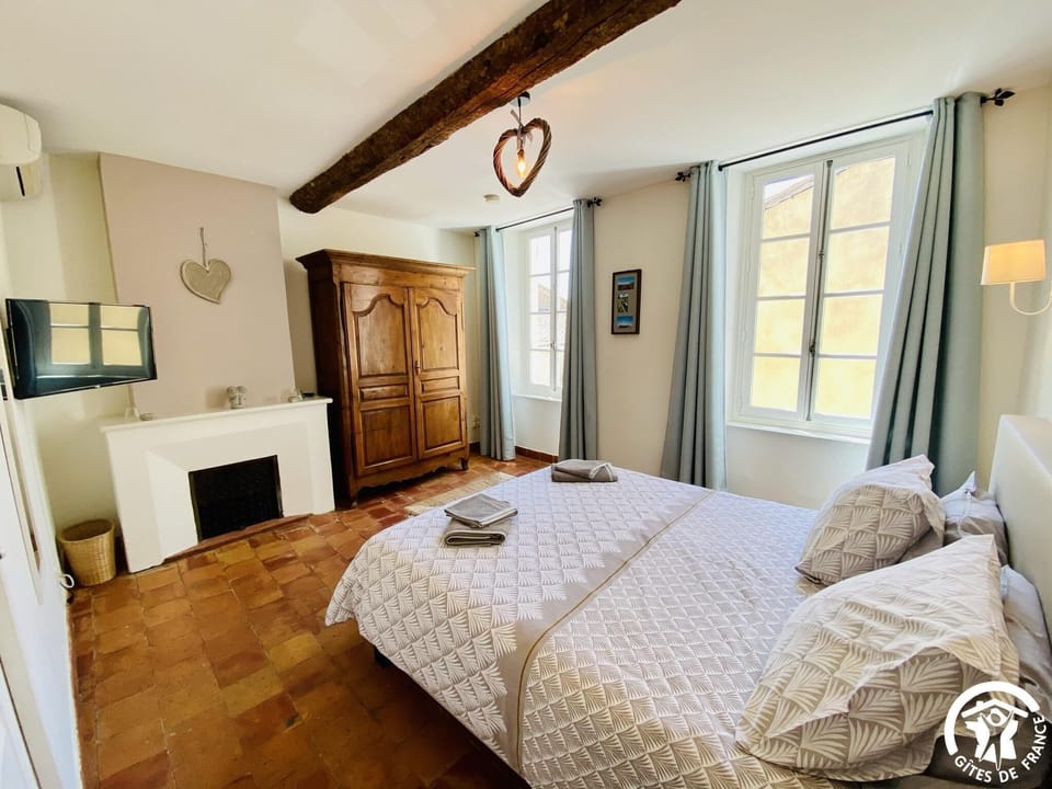 L'instant Présent | Free WiFi, bed sheets