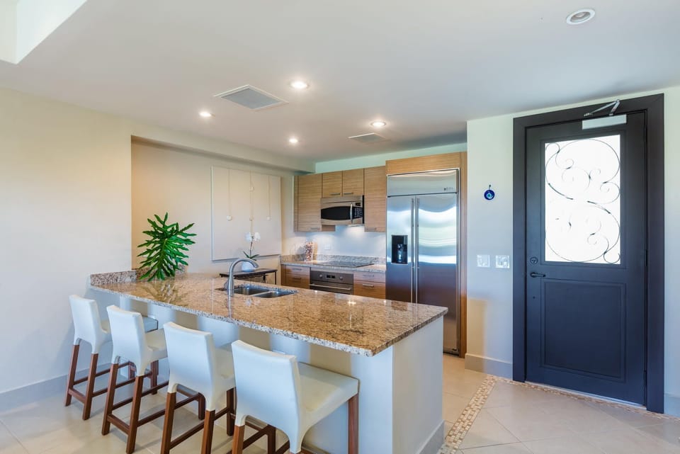 Kitchen with large island