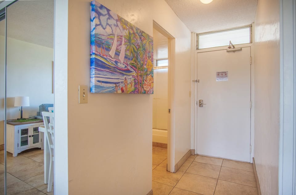 Nani Kai Hale 507- Entryway and 2nd bathroom entrance