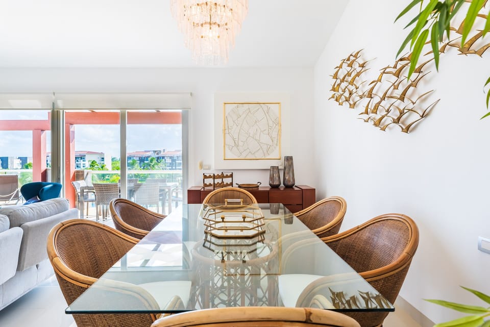 Room, Indoors, Dining Room, Furniture, Living Room