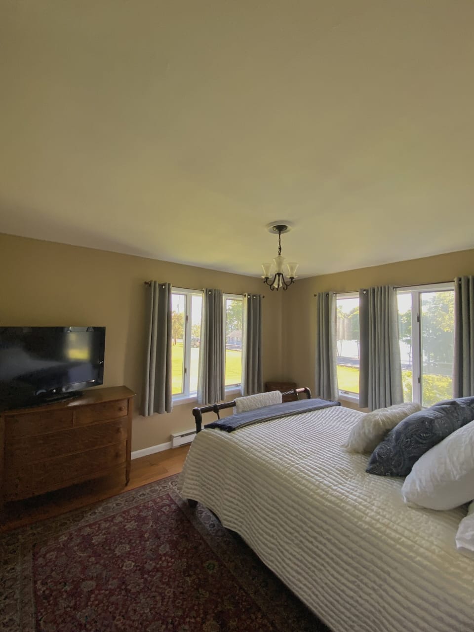 Downstairs Queen - Panoramic lake views!