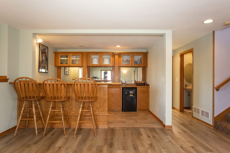 Entertainment area, kitchenette + powder room 