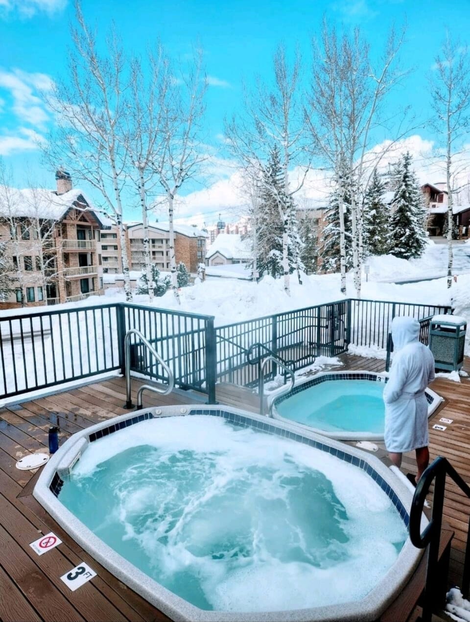 Two hot tubs 100 ft from front door, open year-round 