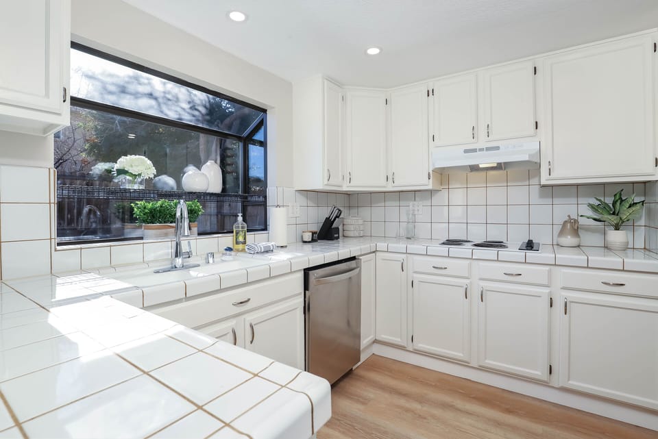 Prepare a sumptuous meal for your friends and family with a stocked kitchen!