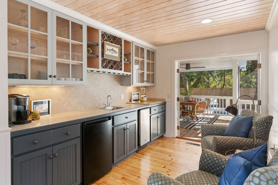 Live Oak Retreat - Wet bar with access to the screened in back porch