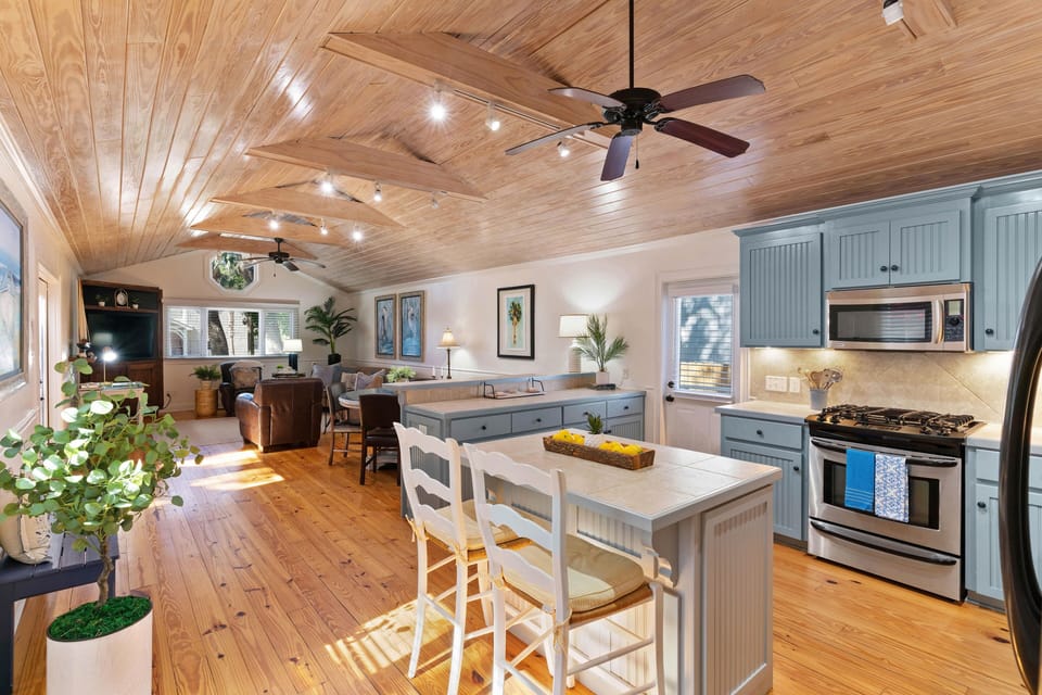 Live Oak Retreat - Open kitchen to family room
