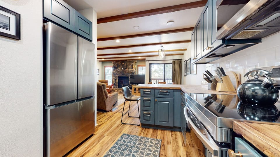 Condo, 3 Bedrooms | Private kitchen | Fridge, oven, coffee/tea maker, toaster