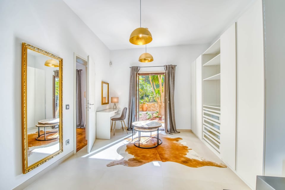 Dressing area with floor mirror