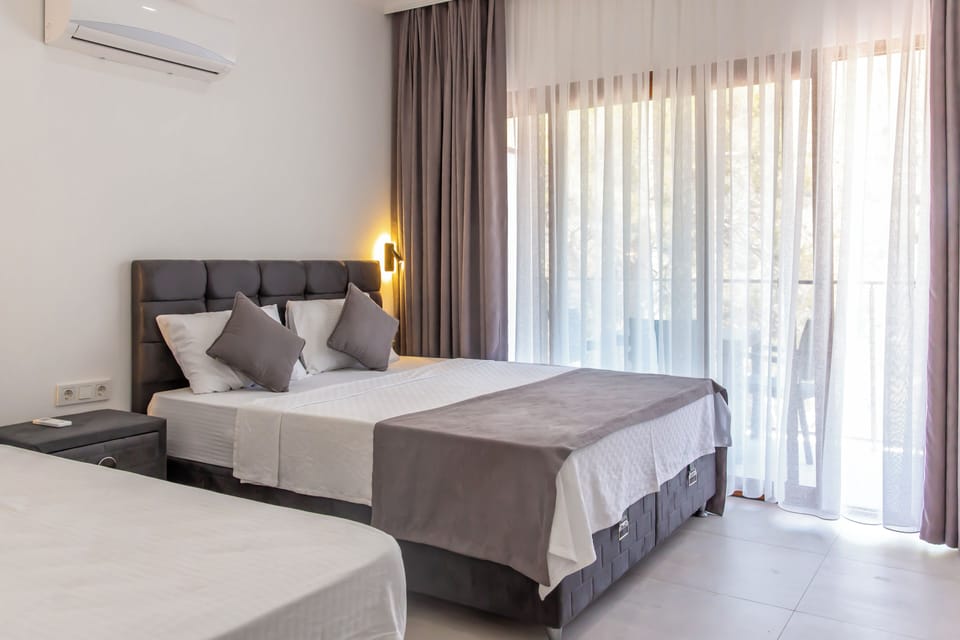 Deluxe Double or Twin Room | Premium bedding, minibar, WiFi (free), bed sheets