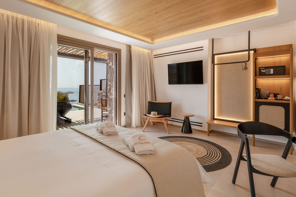 Studio Suite, Private Pool, Sea View | Premium bedding, down comforters, pillowtop beds, minibar