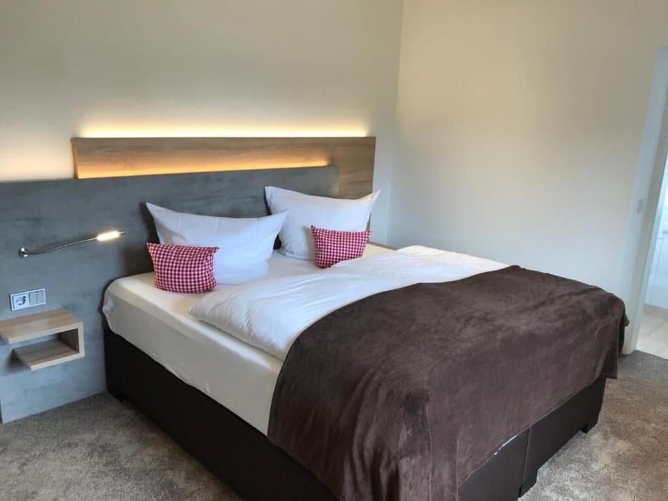 Standard Double Room | Desk, laptop workspace, blackout drapes, soundproofing