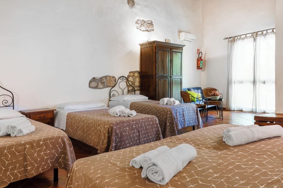 Family Quadruple Room | Desk, laptop workspace, free WiFi