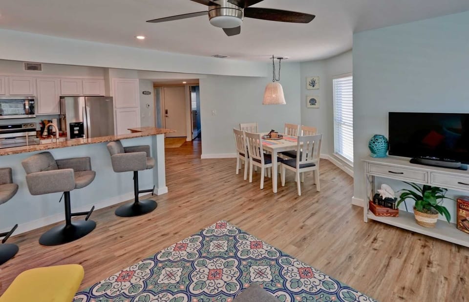 Flooring, Hardwood, Chair, Furniture, Ceiling Fan