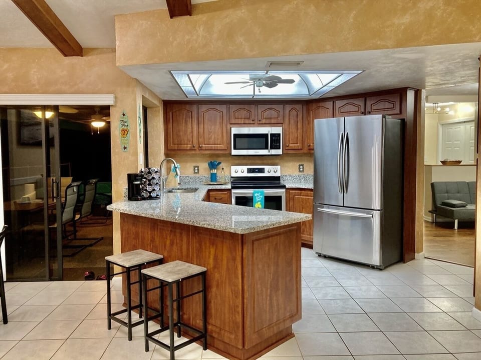 Full kitchen and breakfast bar
